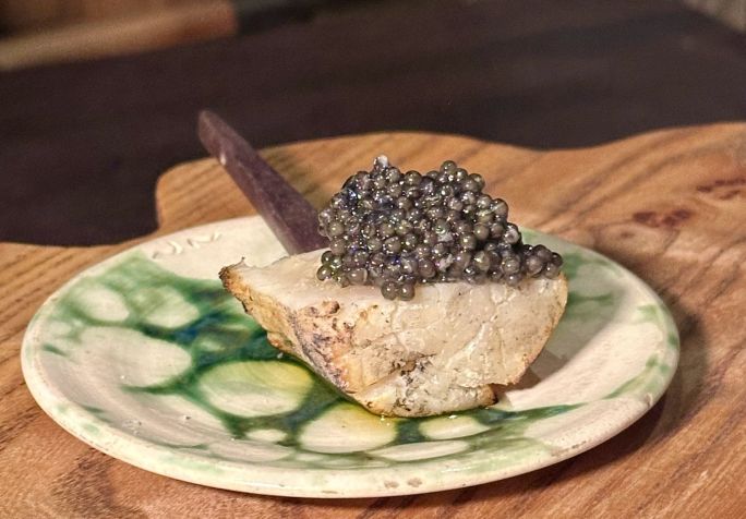 Vieira norueguesa direto do carvão servida com caviar no restaurante Ekstedt • CNN Viagem & Gastronomia
