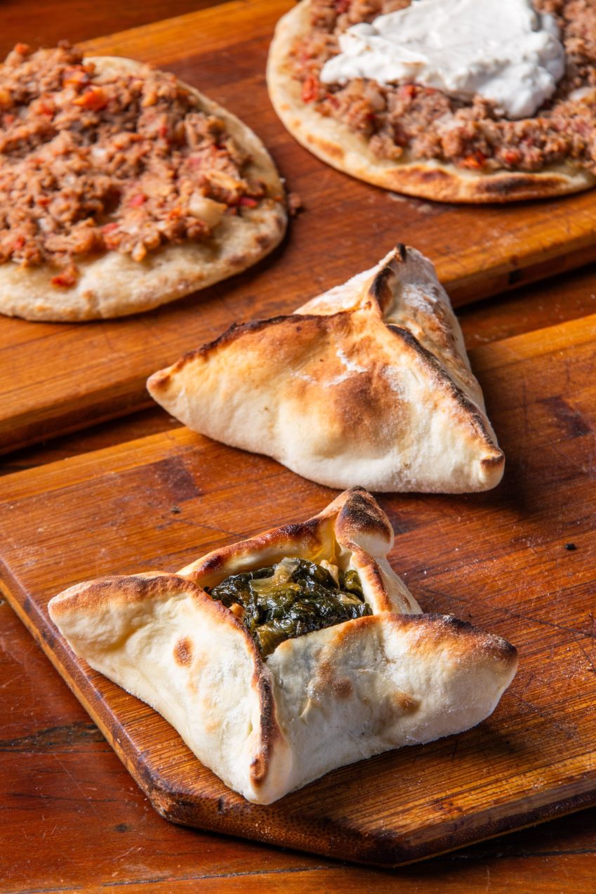Manish oferece em seu menu esfihas fechadas, abertas e folhadas em diferentes sabores. Na foto, esfiha de escarola da casa • Vitor K. Neves