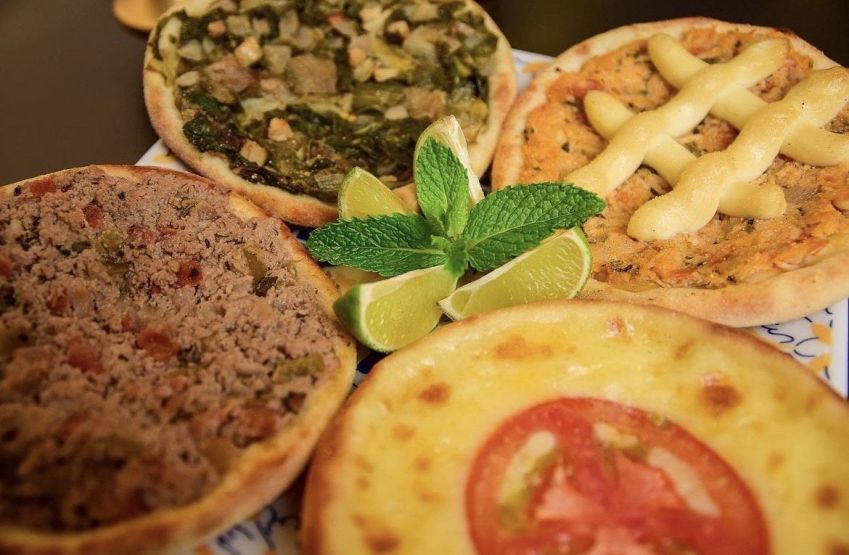 Esfihas de Carne, queijo, frango com catupiry e escarola com nozes do Jaber, que desde 1952 oferece delícias árabes na cidade de São Paulo • Reprodução Instagram Jaber