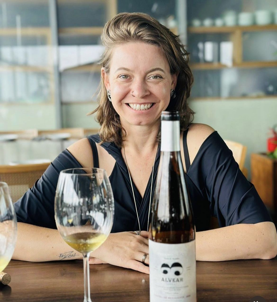 Sommelière Gabriele Frizon exalta a importância de uma boa carta de vinhos trazer novidades e fugir do que é comercial • Daniela Coral/Reprodução Instagram
