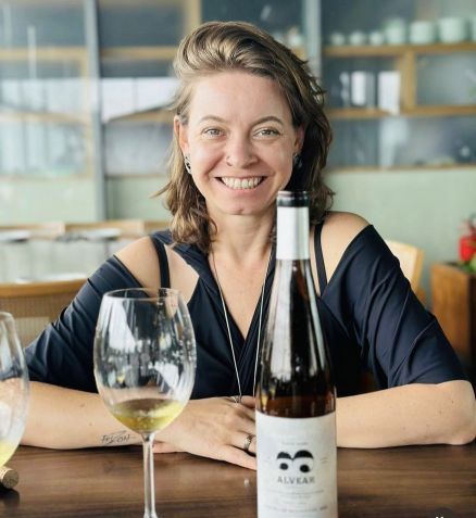 Sommelière Gabriele Frizon exalta a importância de uma boa carta de vinhos trazer novidades e fugir do que é comercial • Daniela Coral/Reprodução Instagram