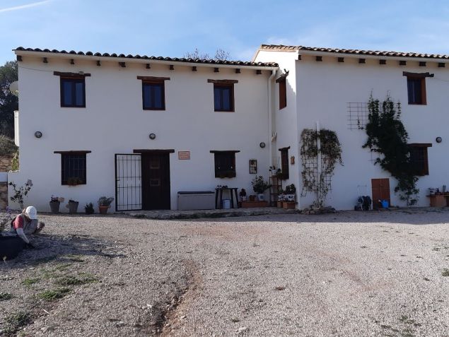 O casal pagou cerca de R$ 1 milhão pela casa de três quartos na Espanha • Regina Zdravich