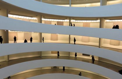 Corredores em espiral no interior do museu Guggenheim, em Nova York