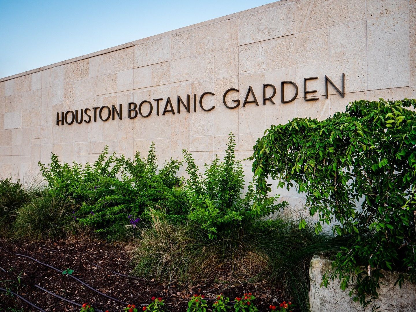 Entrada do Jardim Botânico de Houston, que possui diferentes jardins temáticos • Houston First Corporation