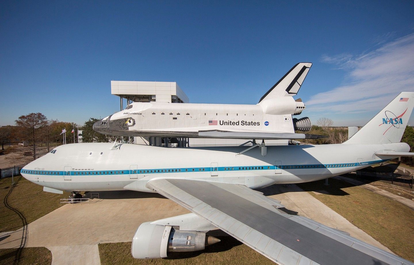 Space Center possui réplica de ônibus espacial e uma série de objetos originais de missões espaciais • Houston First Corporation
