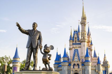 Castelo da Cinderela com a estátua do Walt Disney e do Mickey em frente