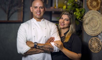 Rafael Cagali, à frente de casa estrelada em Londres, cozinha em Salvador