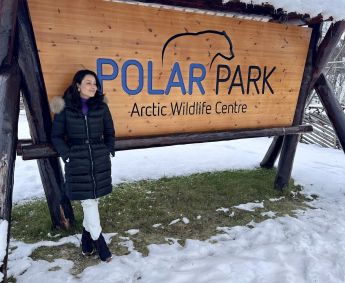 Daniela Filomeno na entrada do Polar Park, na Noruega