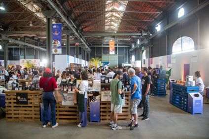 Estandes de uma das edições do evento Rio Coffee Nation