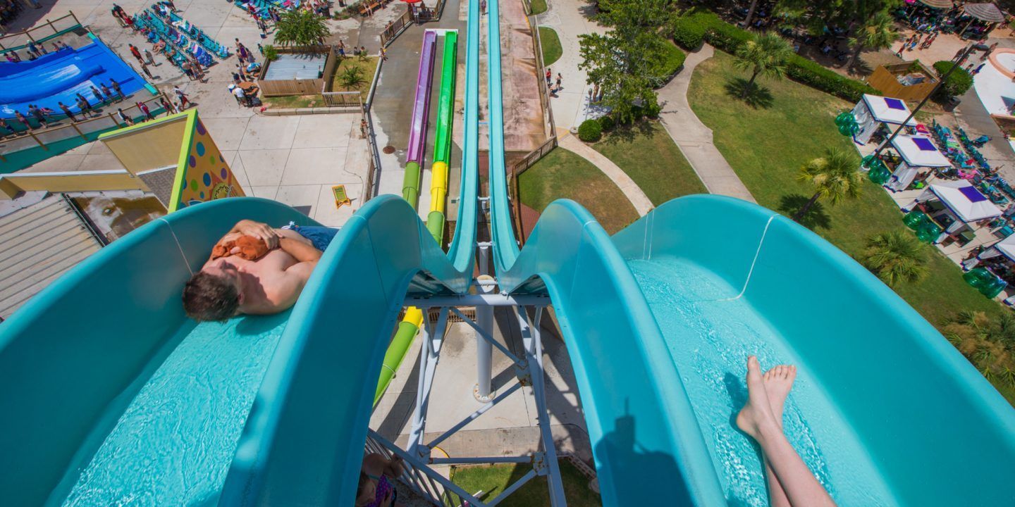 Six Flags Hurricane Harbor tem desde toboágua de queda livre a rio lento e atrações familiares • Divulgação