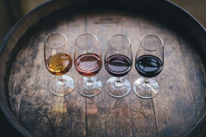 Taças de vinhos variados