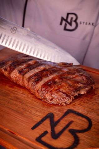 No NB Steak, o corte é temperado apenas com um pouco de sal • Reprodução