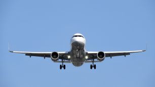 Aeroportos da UE devem mudar limite de 100 ml de líquidos na bagagem de mão