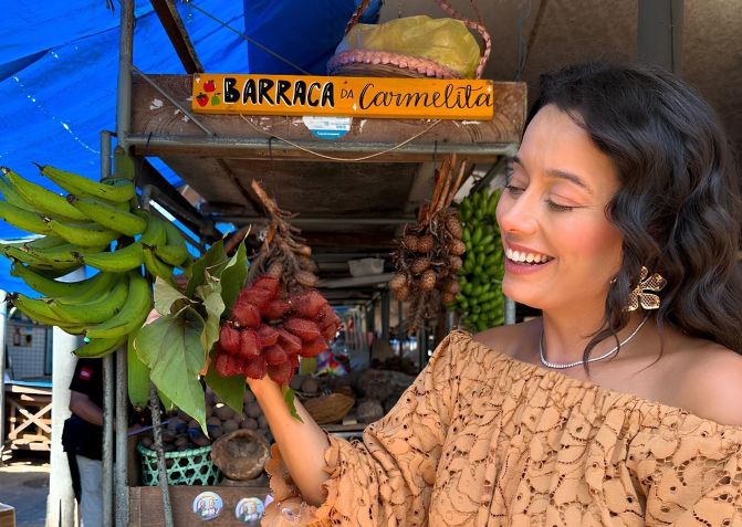 Daniela Filomeno no Mercado Ver-O-Peso, em Belém (PA), guardião de tradições e ingredientes locais • CNN Viagem & Gastronomia