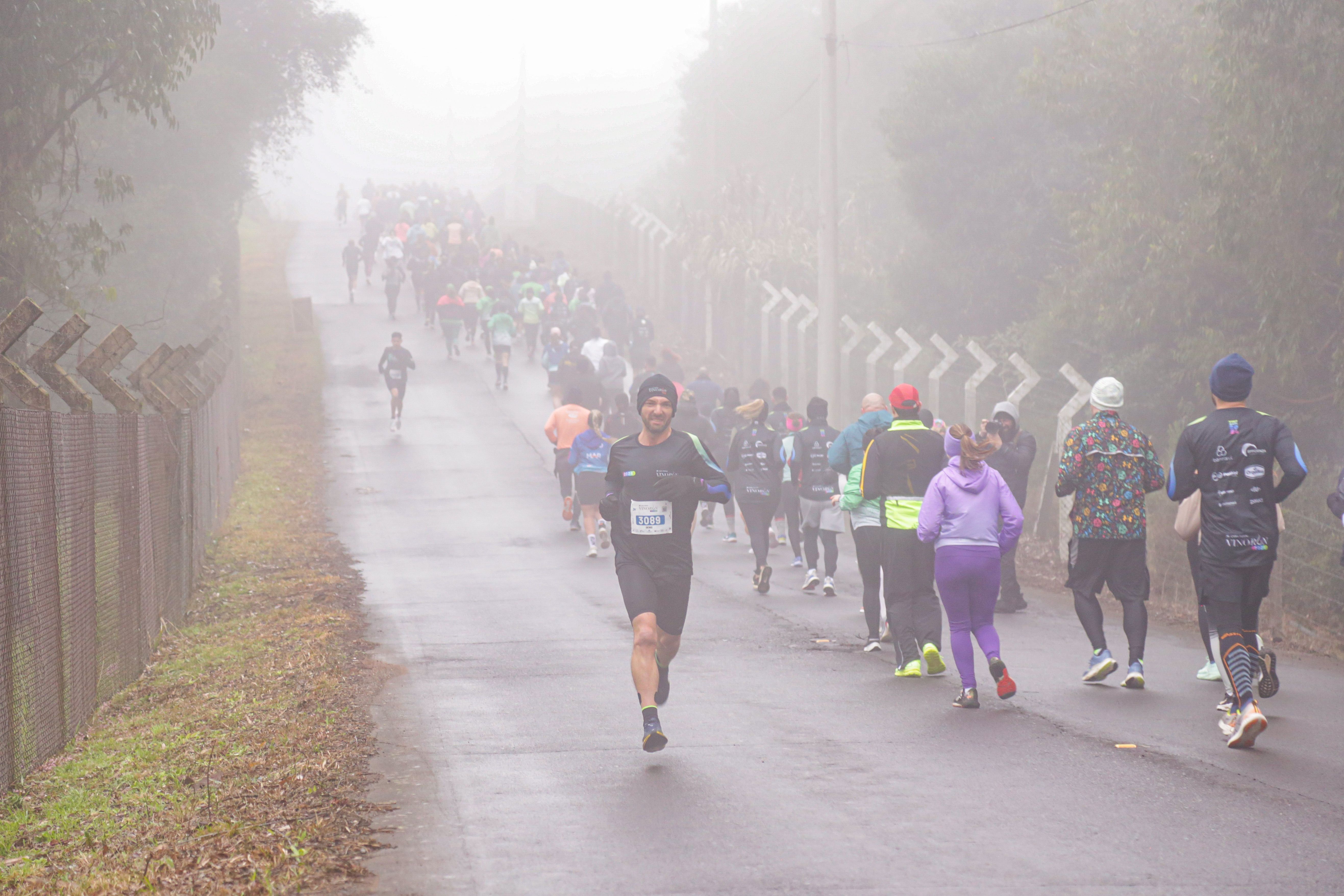 Atletas participaram da 9ª edição do Vino Run da Casa Perini em meio a baixas temperaturas de julho na Serra Gaúcha • Divulgação/Casa Perini