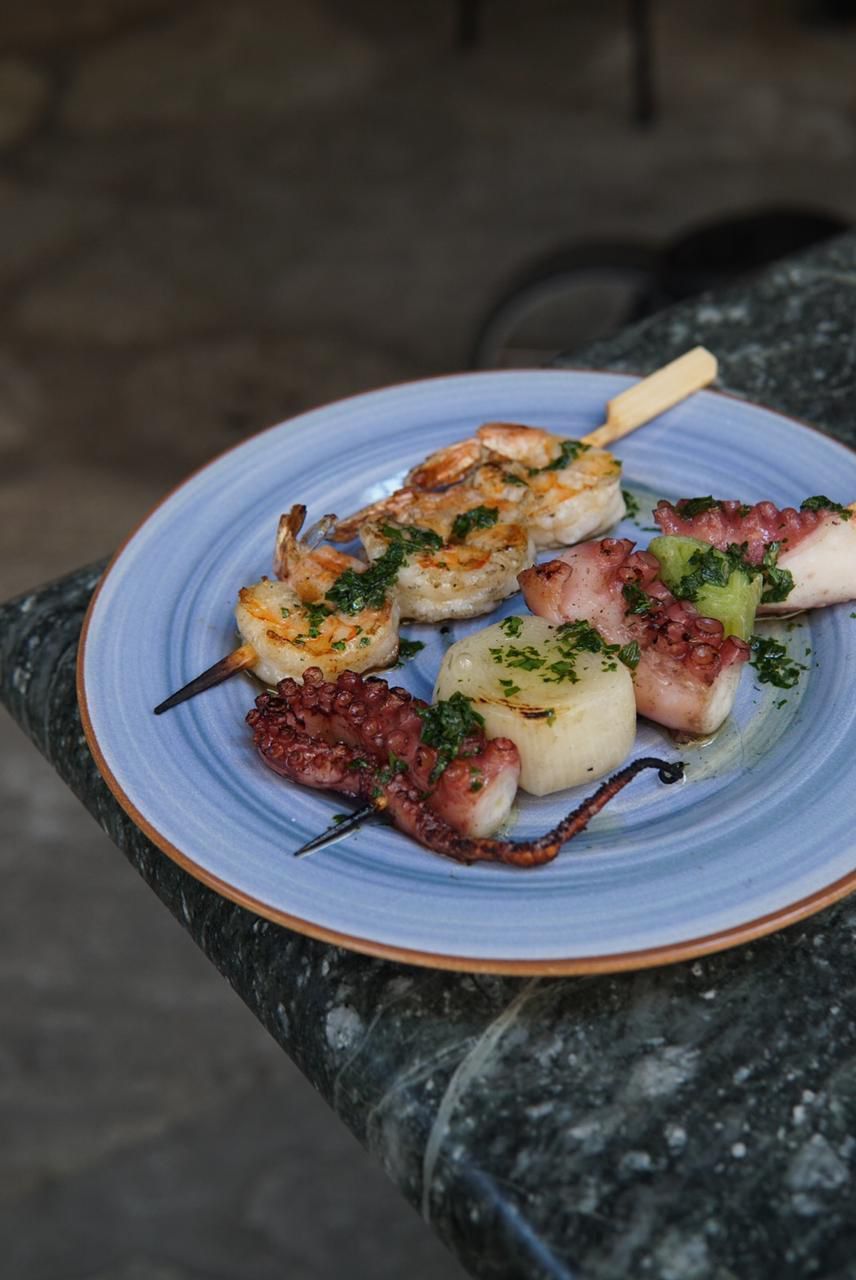 Churrasco de frutos do mar harmoniza melhor com vinhos brancos ou rosés • Divulgação