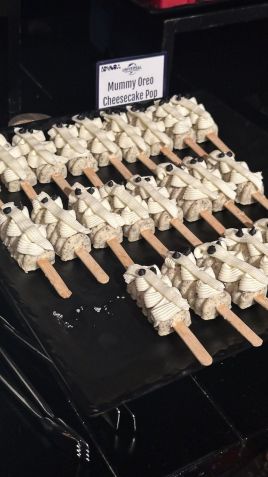 Cake pop de biscoito Oreo em formato de múmia • Tina Bini