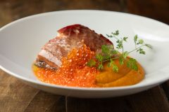 Peixe na brasa com purê de cenouras e ovas de salmão do jantar finlandês no Dalva e Dito