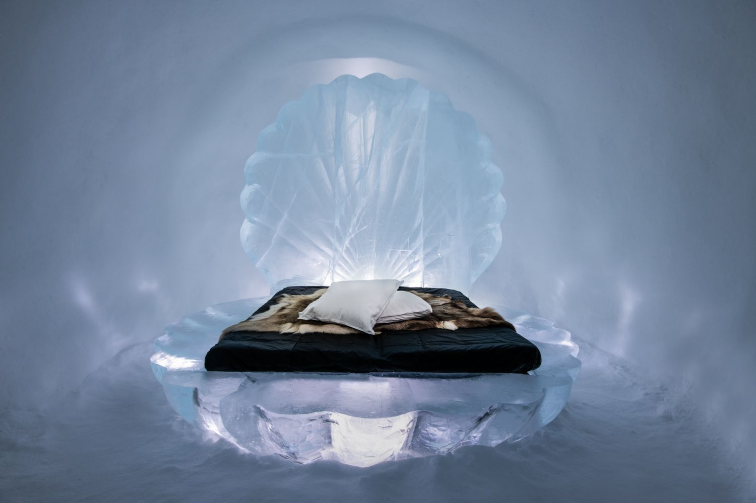 Quarto de gelo do Icehotel, hotel de gelo ao norte da Suécia