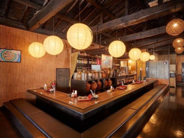 Interior do Agu-buta Shabu & Okinawa ryori Asatoya, em Naha • Reprodução/Savor Japan