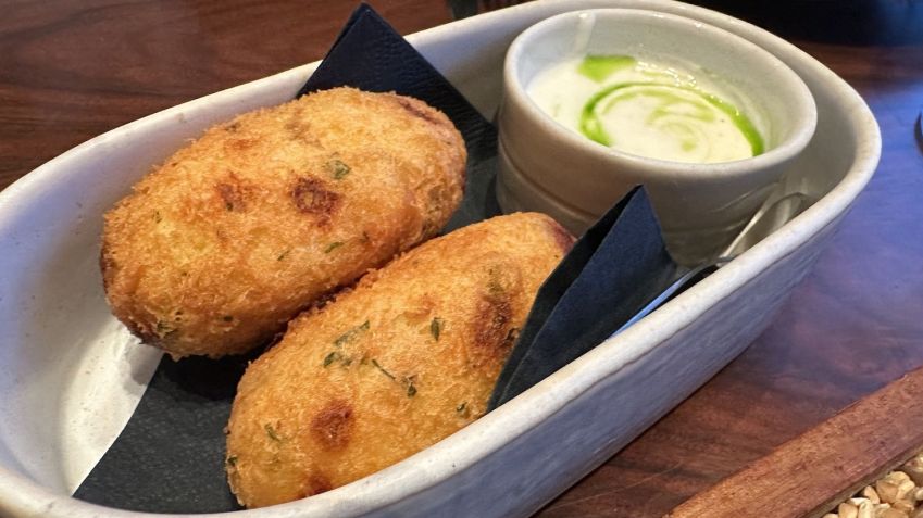 Bolinho de bacalhau do restaurante Via Graça, em Lisboa • Tina Bini