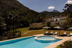 Piscina externa da Casa Marambaia