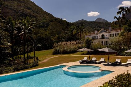 Piscina externa da Casa Marambaia