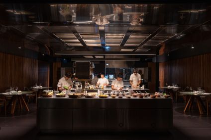 Cozinha aberta do Tuju, em São Paulo