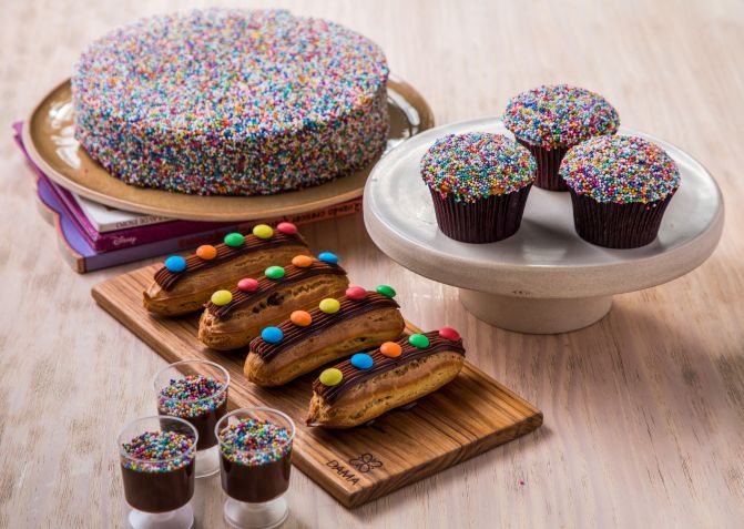 Confeitaria Dama traz chocolate e cor para sua vitrine especial de Dia das Crianças • Ricardo D’Angelo