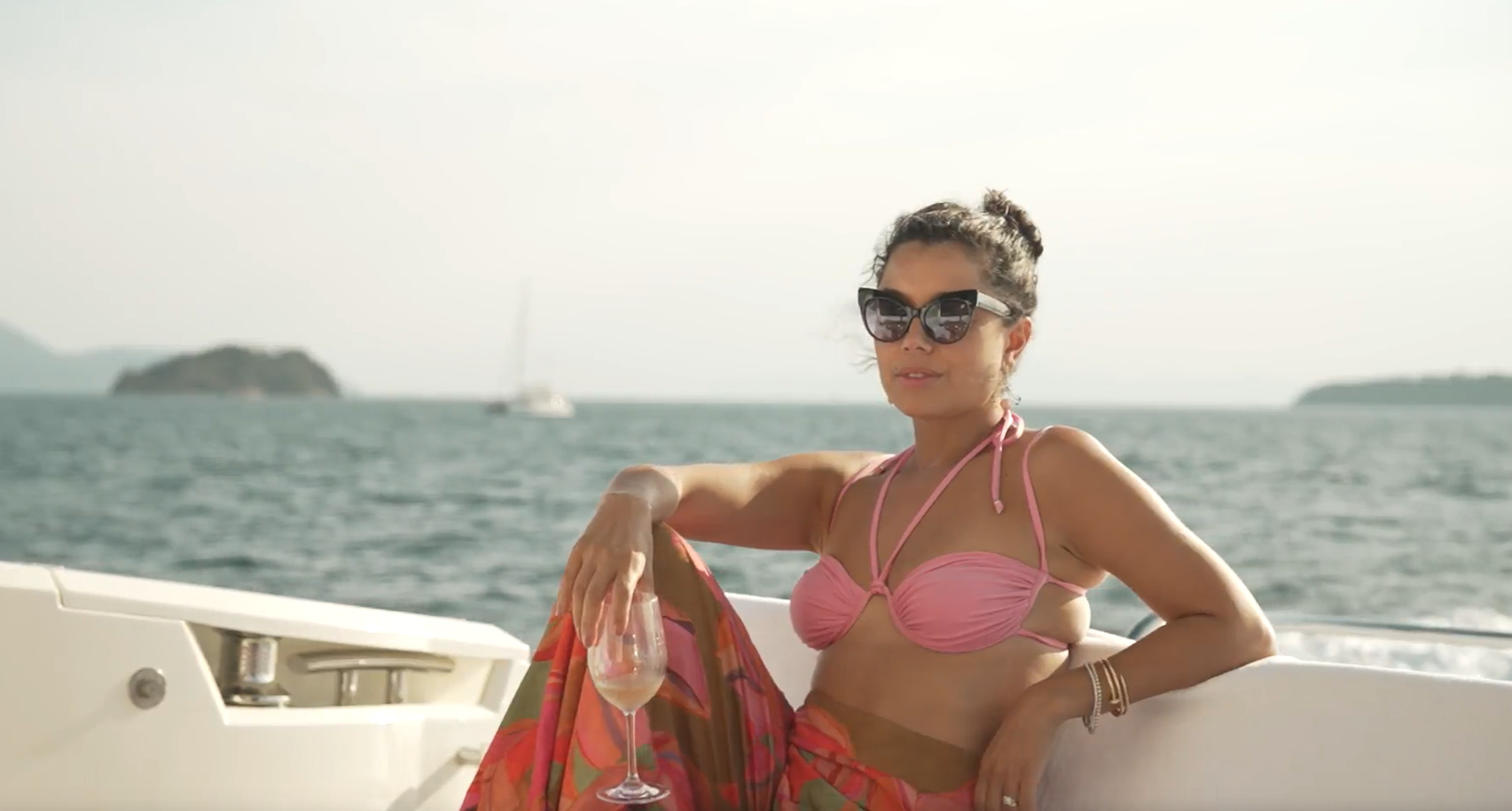 Daniela Filomeno em passeio de barco por Angra dos Reis
