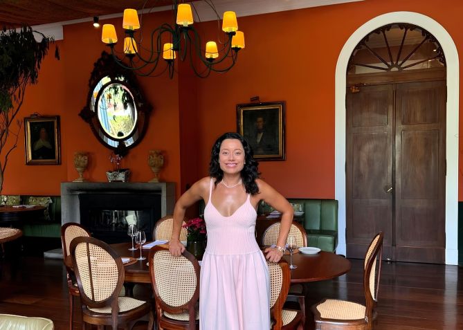 Daniela Filomeno na área do restaurante Odete, instalado em um ambiente rústico e aberto também a não hóspedes • CNN Viagem & Gastronomia