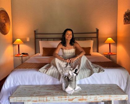 Daniela Filomeno em um dos quartos da Pousada Mauá, em Visconde de Mauá (RJ)