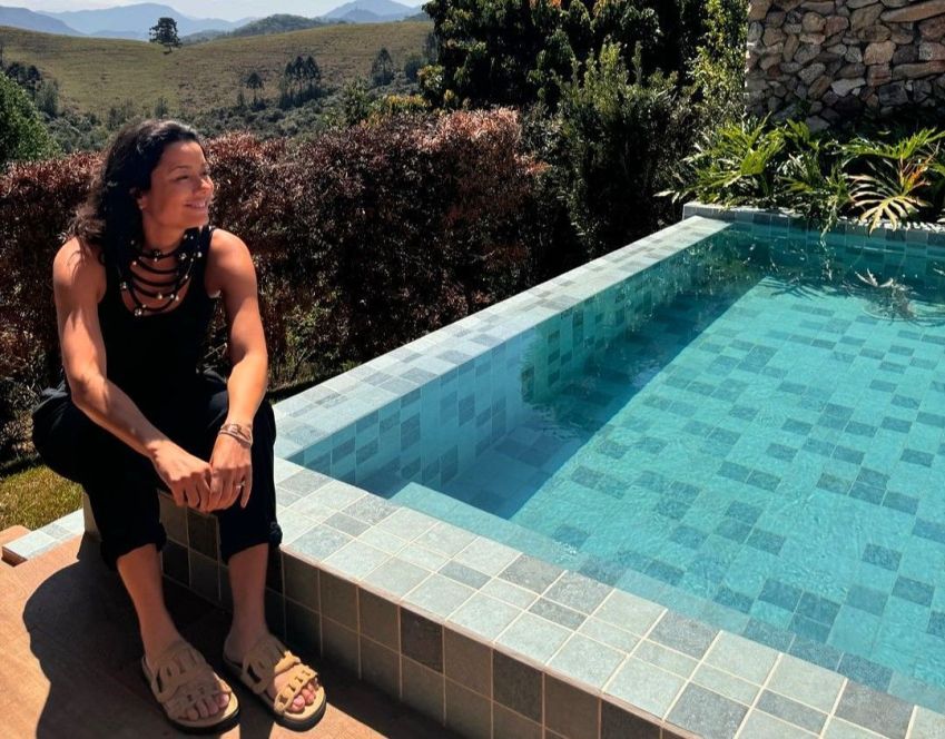 Daniela Filomeno no deque da Pousada Mauá Brasil, com vistas para o verde ao redor • CNN Viagem & Gastronomia