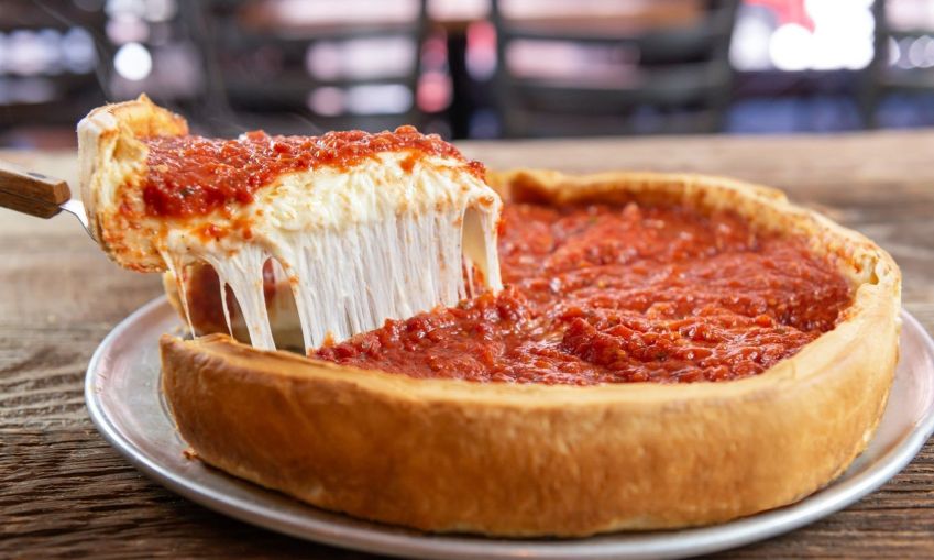 Deep Dish Pizza da Giordano's é uma das mais conhecidas de Chicago: leva recheio generoso com muito queijo, molho de tomate e diferentes sabores à disposição • Reprodução Facebook