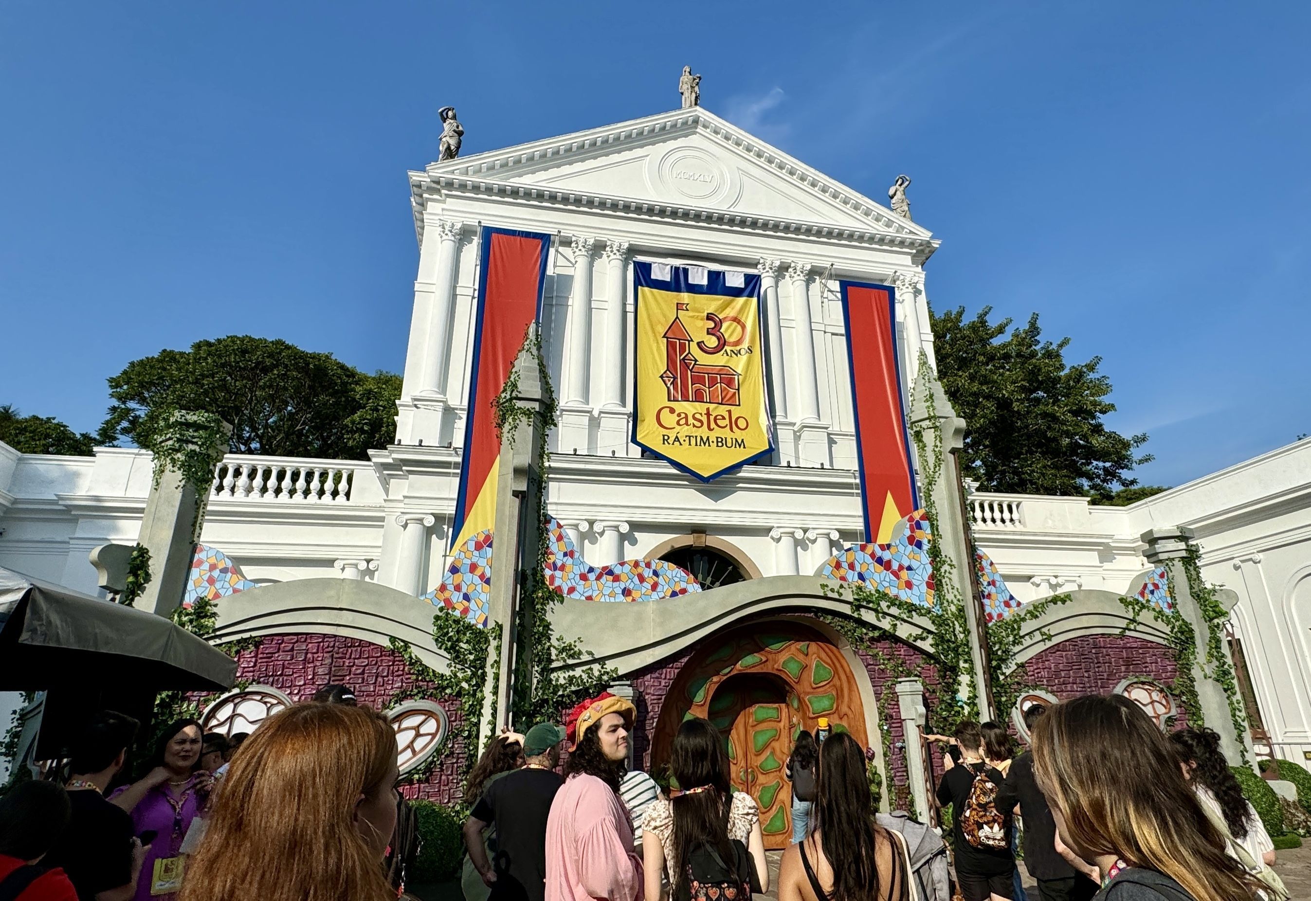 Entrada da exposição dos 30 anos do Castelo Rá-Tim-Bum no Solar Fábio Prado, em SP