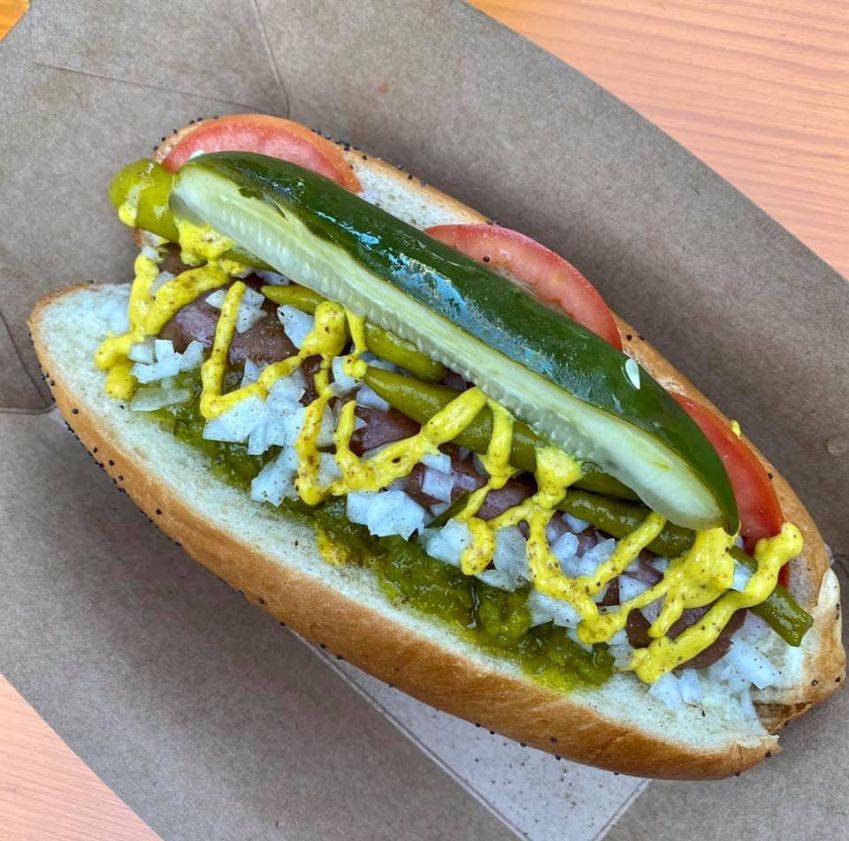 Hot Dog de Chicago leva salsicha de carne bovina, picles, cebola picada, pepino, mostarda, tomate, e pimenta verde • Reprodução Instagram