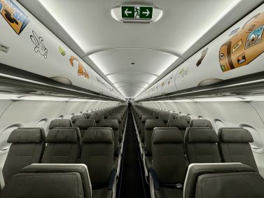 Interior do A320neo da Azul com temática do Pateta