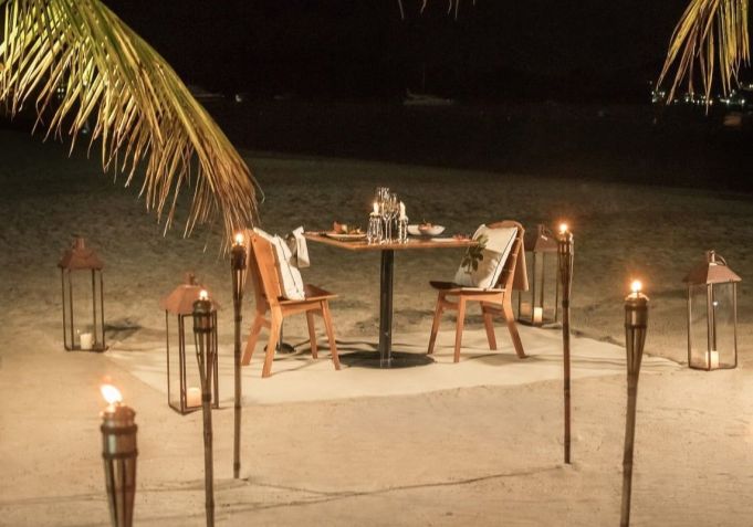 Jantar pé na areia à luz de velas é uma das experiências gastronômicas marcantes do Fasano Angra dos Reis • Divulgação