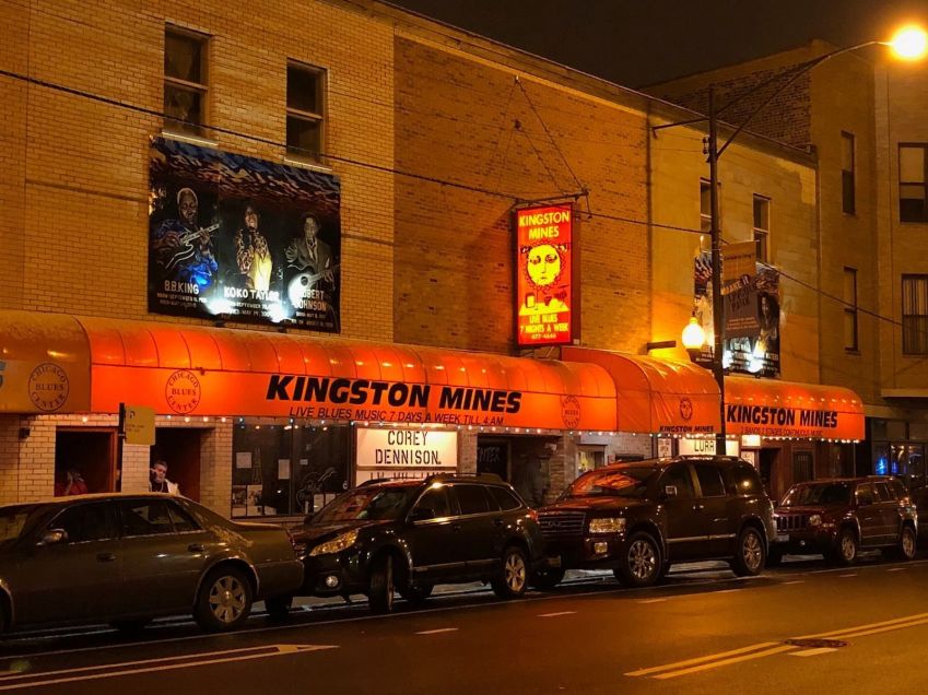 Kingston Mines é um dos redutos do Blues em Chicago, com shows ao vivo de renomados e novos nomes do estilo musical, que domina a cidade junto com o jazz • Reprodução Facebook