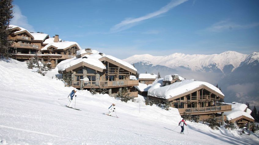 Acomodações do Le K2 Palace à beira da pista de esqui, em Courchevel • Divulgação