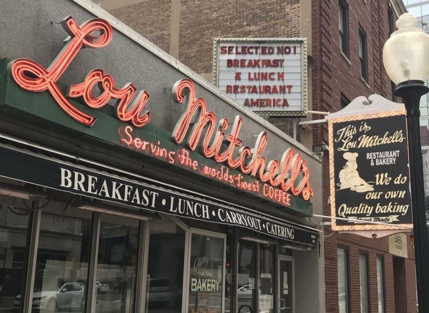 Lou Mitchell's é um dos lugares mais disputados para café da manhã e brunch de Chicago; omeletes especiais; waffles e panquecas ganham destaque no menu • Reprodução Instagram