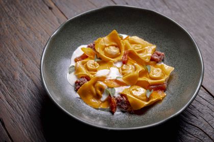 Massa fresca recheada de ragu de bochecha bovina, com espuma de queijo caciocavallo e tartar de carne_1_Mario Rodrigues