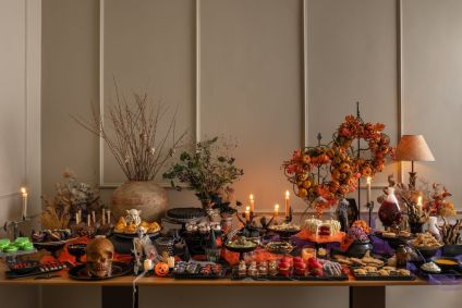 Mesa posta com itens da Ghee Banqueteria que lançou linha Halloween