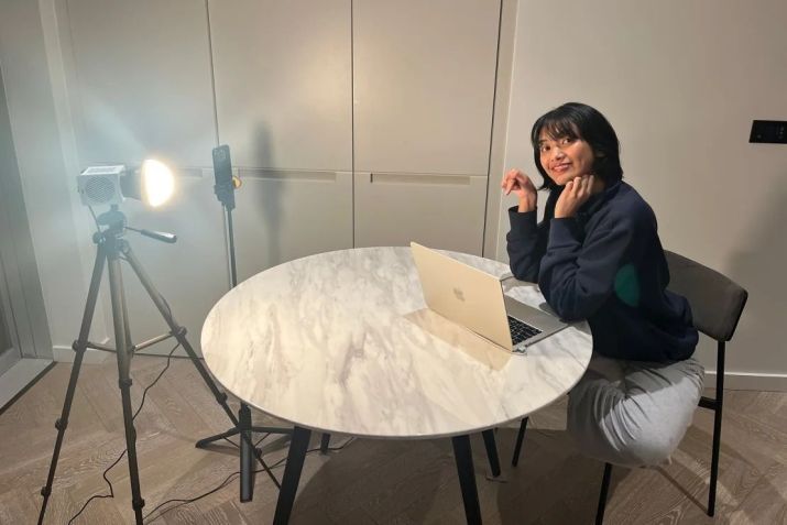 Imagem dos bastidores de Gupta, mostrando como ela grava seus vídeos • Natasha Gupta via CNN Travel