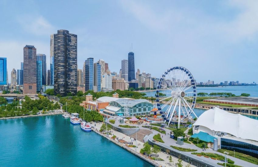 Famoso cais localizado às margens do Lago Michigan, Navy Pier tem cerca de 1km de extensão e reúne diferentes atividades. É lá a casa da roda gigante da cidade: a Centennial Wheel • Reprodução Facebook