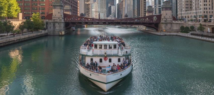 "Chicago's First Lady", organizado em parceria com Chicago Architecture Foundation Center River Cruise, faz um tour arquitetônico de 90 minutos pelas construções e história da cidade • Reprodução Site