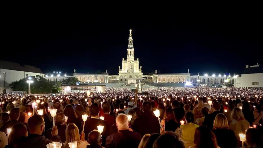 Procissão das velas no Santuário recebe milhares de devotos, em especial nos dias 12 e 13 dos meses de maio e outubro • Reprodução Facebook Santuário de Fátima