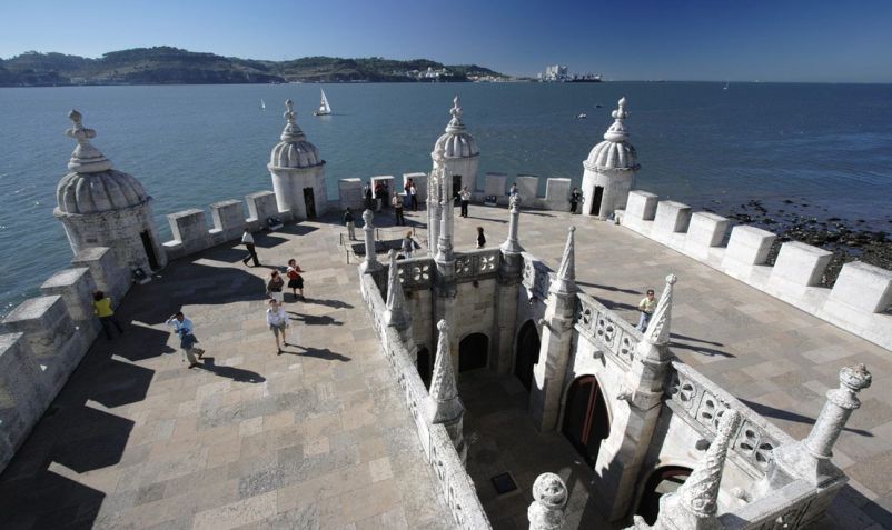 Varanda especial da Torre de Belém, que tem 30 metros, com vista para o Rio Tejo • Turismo Lisboa