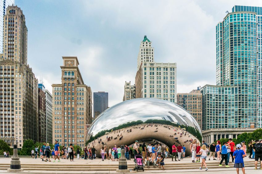 Um dos cartões postais mais conhecidos de Chicago, o The Bean, ou “o feijão”, em português é uma escultura metálica do artista plástico Anish Kapoor • Unsplash
