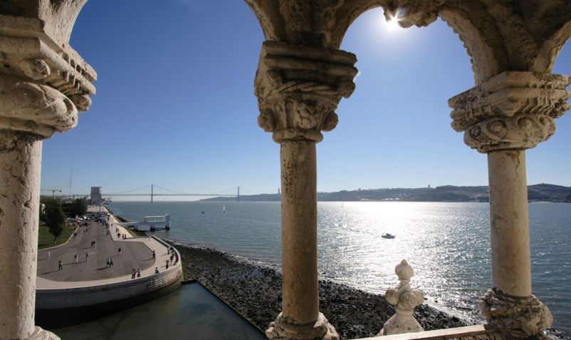 Torre de Belém fica na freguesia de Belém, próxima a pontos emblemáticos de Lisboa, como a Ponte 25 de Abril, Mosteiro dos Jerônimos e do Padrão dos Descobrimentos • Turismo Lisboa